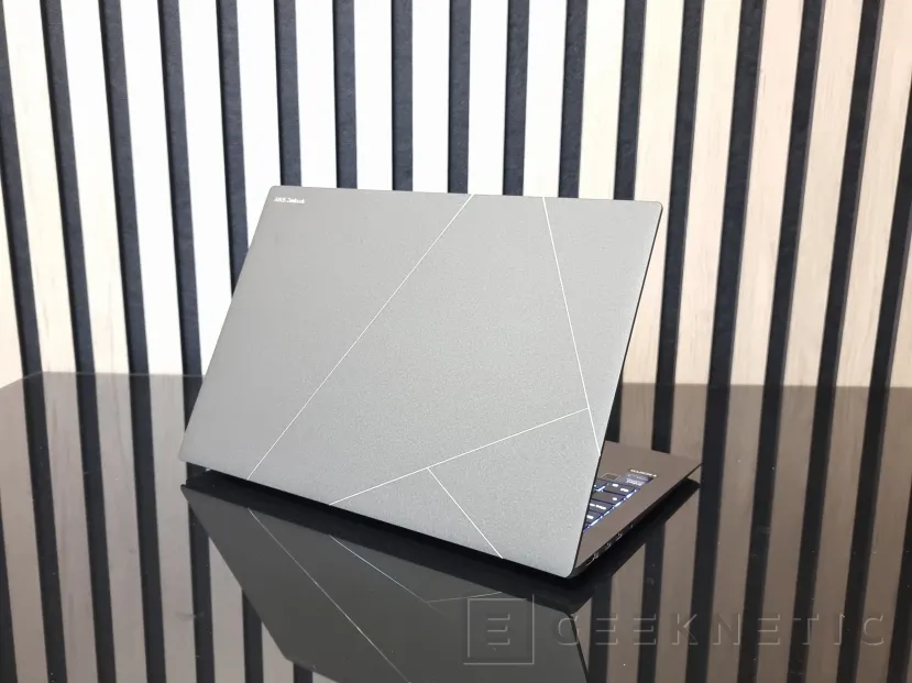 Geeknetic ASUS Zenbook S 14 UX5406SA Review con Core Ultra 7 256V  &quot;Lunar Lake&quot; 55