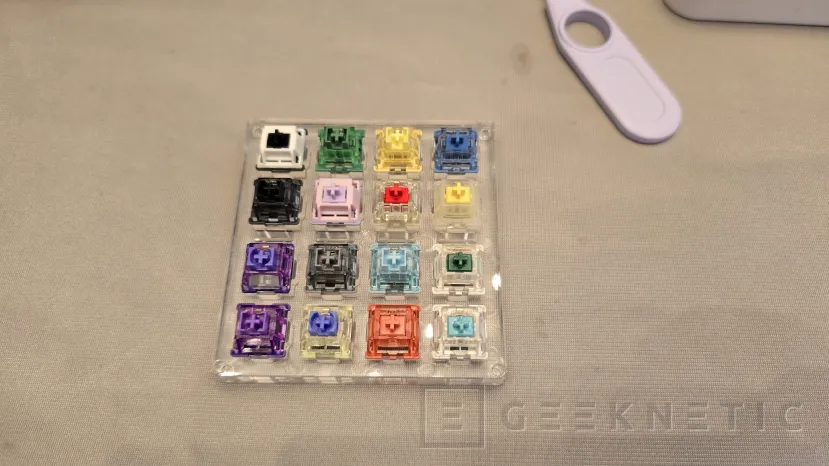 Geeknetic Akko keyboards have a striking design that you can create yourself with your own switches and keycaps 4