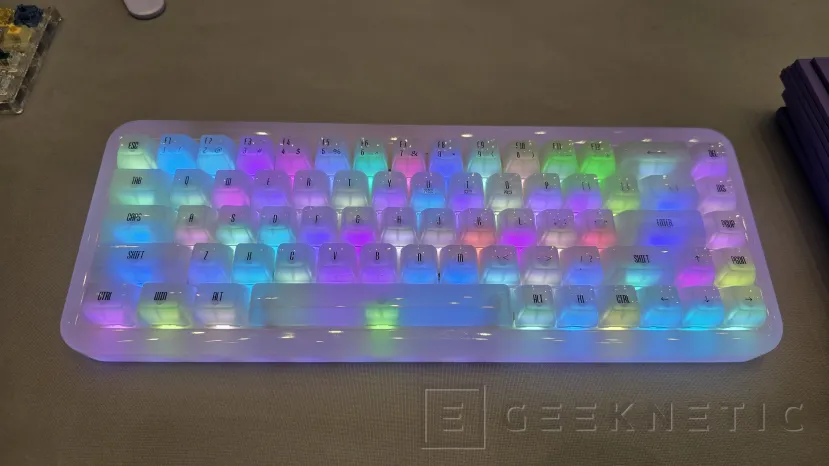 Geeknetic Akko keyboards have a striking design that you can create yourself with your own switches and keycaps 3