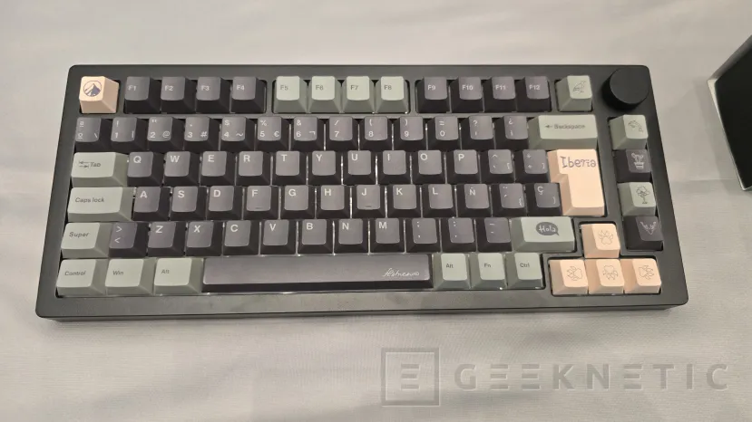 Geeknetic Akko keyboards have a striking design that you can create yourself with your own switches and keycaps 2