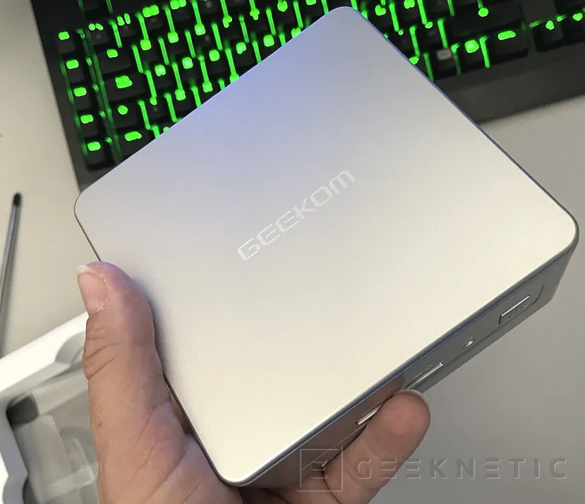 Geeknetic Geekom AE7 Review 2