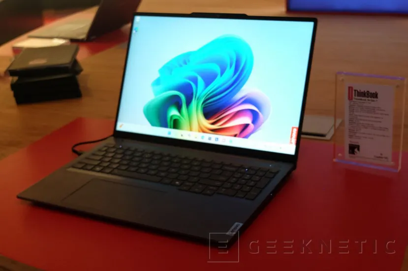 Geeknetic Lenovo presenta sus ThinkPad X1 Carbon Aura Edition, ThinkPad T14s y ThinkBook 16 4