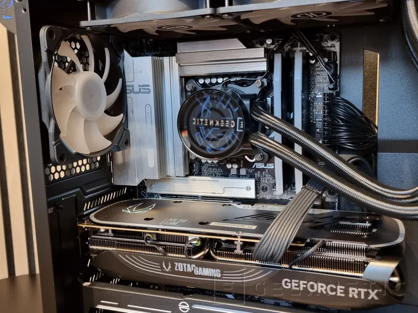 Geeknetic  PCSpecialist Nebula Elite Review con Core Ultra 7 265KF y RTX 4080 Super 4