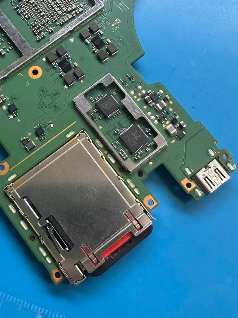 Geeknetic Se deja ver la placa principal de la Nintendo Switch 2 con un SoC NVIDIA junto con 12 GB de memoria LPDDR5X de Hynix 3