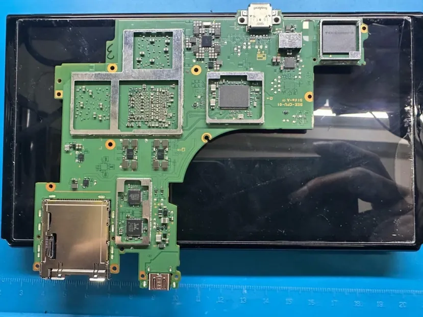 Geeknetic Se deja ver la placa principal de la Nintendo Switch 2 con un SoC NVIDIA junto con 12 GB de memoria LPDDR5X de Hynix 1