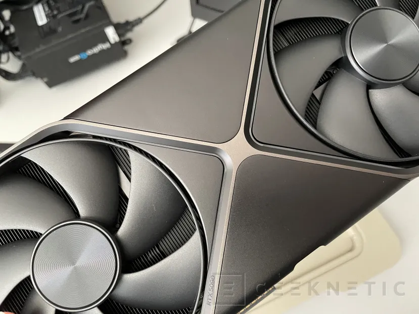 Geeknetic Ya tenemos la NVIDIA RTX 5090 FE, te enseñamos todas las fotos de la gráfica más potente del mundo 16