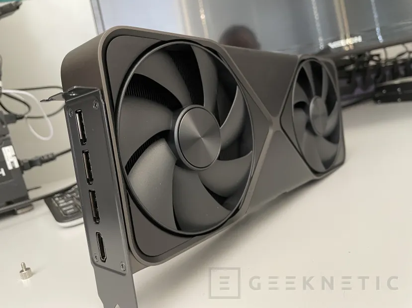 Geeknetic Ya tenemos la NVIDIA RTX 5090 FE, te enseñamos todas las fotos de la gráfica más potente del mundo 14