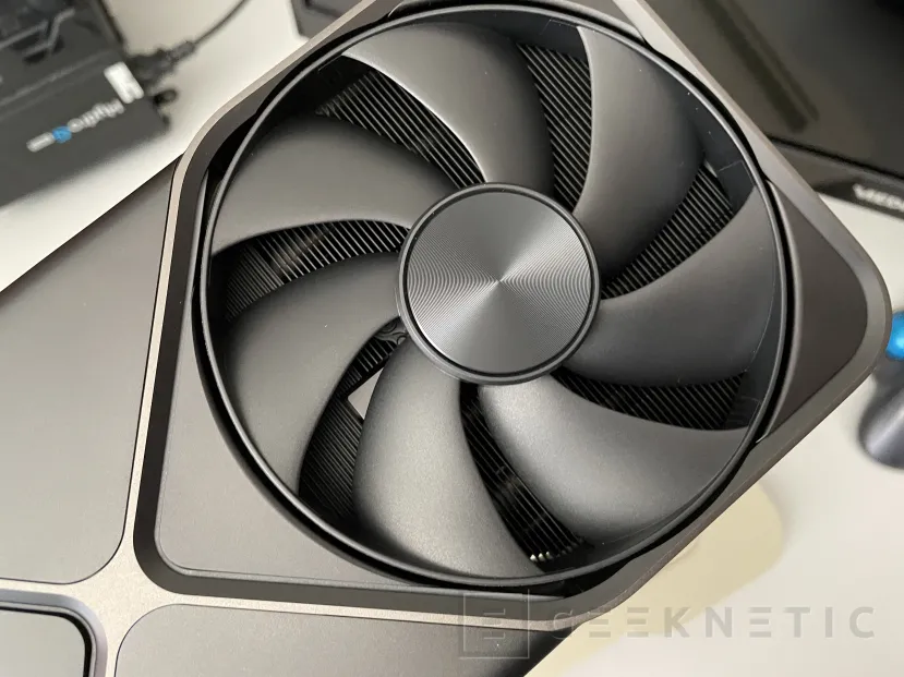 Geeknetic Ya tenemos la NVIDIA RTX 5090 FE, te enseñamos todas las fotos de la gráfica más potente del mundo 11