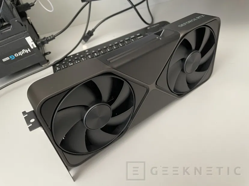 Geeknetic Ya tenemos la NVIDIA RTX 5090 FE, te enseñamos todas las fotos de la gráfica más potente del mundo 13