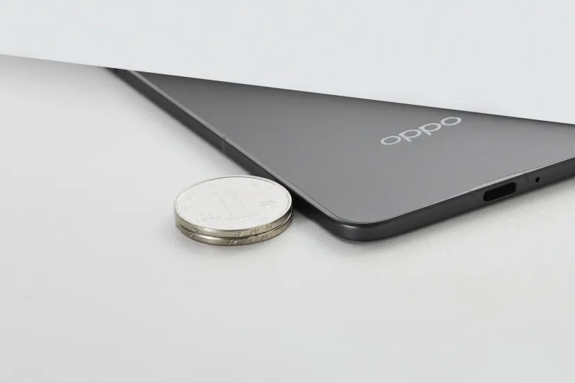 Geeknetic El próximo plegable de OPPO Find N5 tiene un grosor limitado por el puerto de carga 3