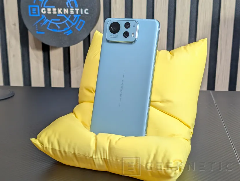 Geeknetic ASUS Zenfone 12 Ultra Review 1