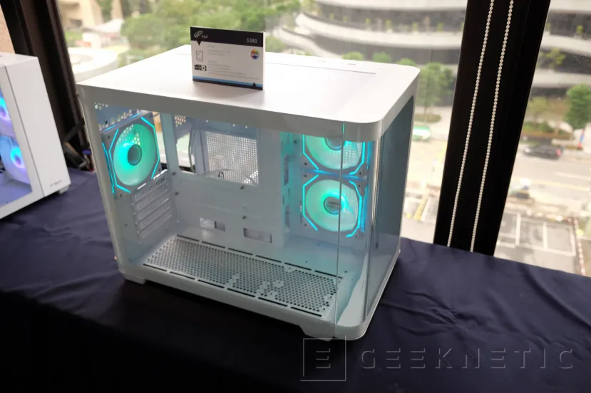 Geeknetic FSP presenta las cajas Micro ATX con visión panorámica, soporte para 7 ventiladores y RL de hasta 240mm 1