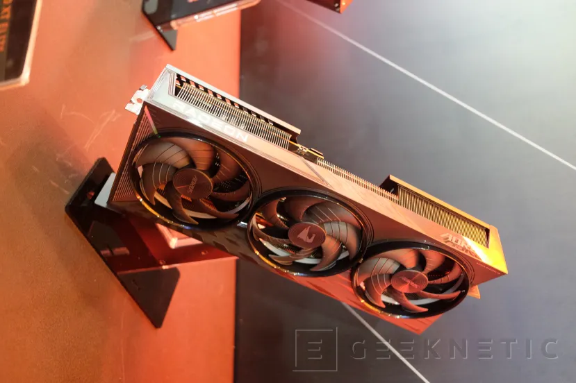 Geeknetic GIGABYTE ha mostrado su nueva AORUS Radeon RX 9070 XT ELITE con arquitectura RDNA 4 1