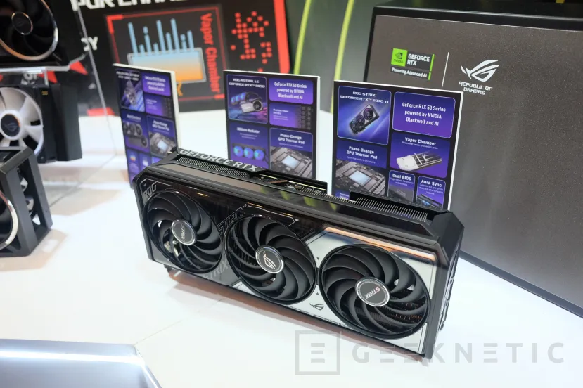 Geeknetic ASUS presenta las tarjetas gráficas RTX 5090 y RTX 5080 ROG Astral con 4 ventiladores 3
