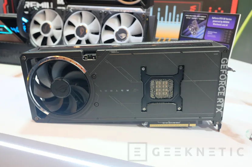 Geeknetic ASUS presenta las tarjetas gráficas RTX 5090 y RTX 5080 ROG Astral con 4 ventiladores 1