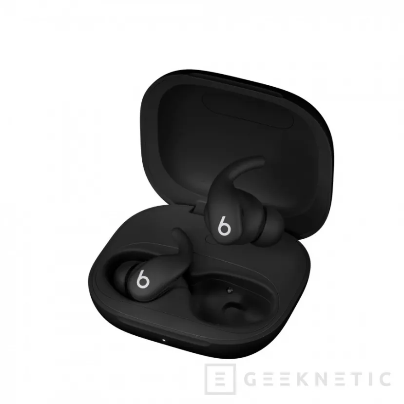 Geeknetic Beats Powerbeats Fit, la nueva apuesta de Apple en audio deportivo con diseño más flexible, ANC y sonido espacial 1