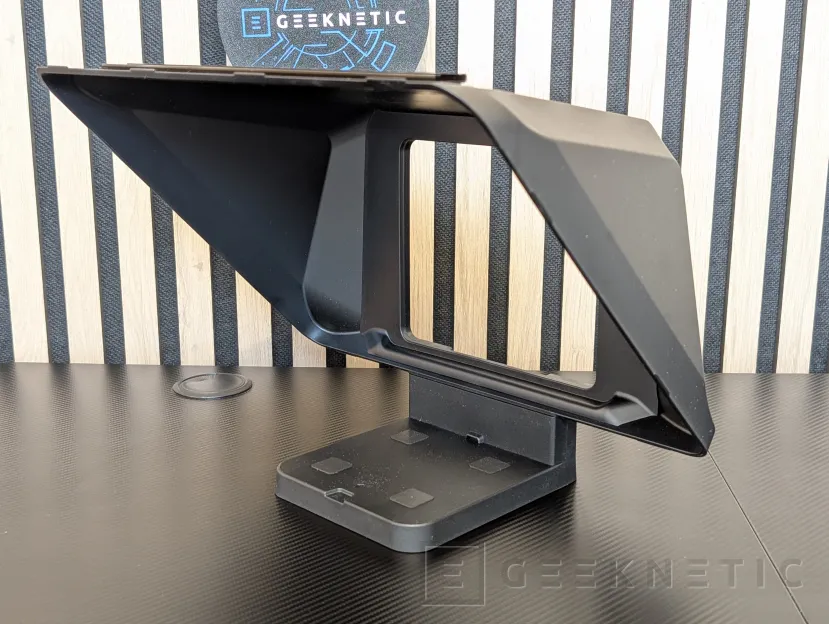 Geeknetic Elgato PROMPTER XL Review 1