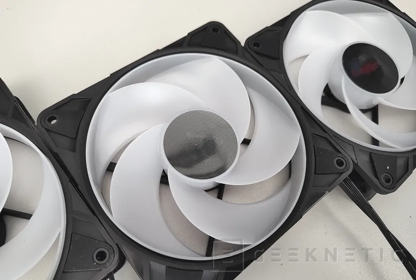 Geeknetic Arctic P12 Pro Reverse A-RGB Review 13