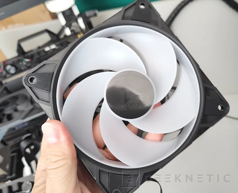 Geeknetic Arctic P12 Pro Reverse A-RGB Review 5