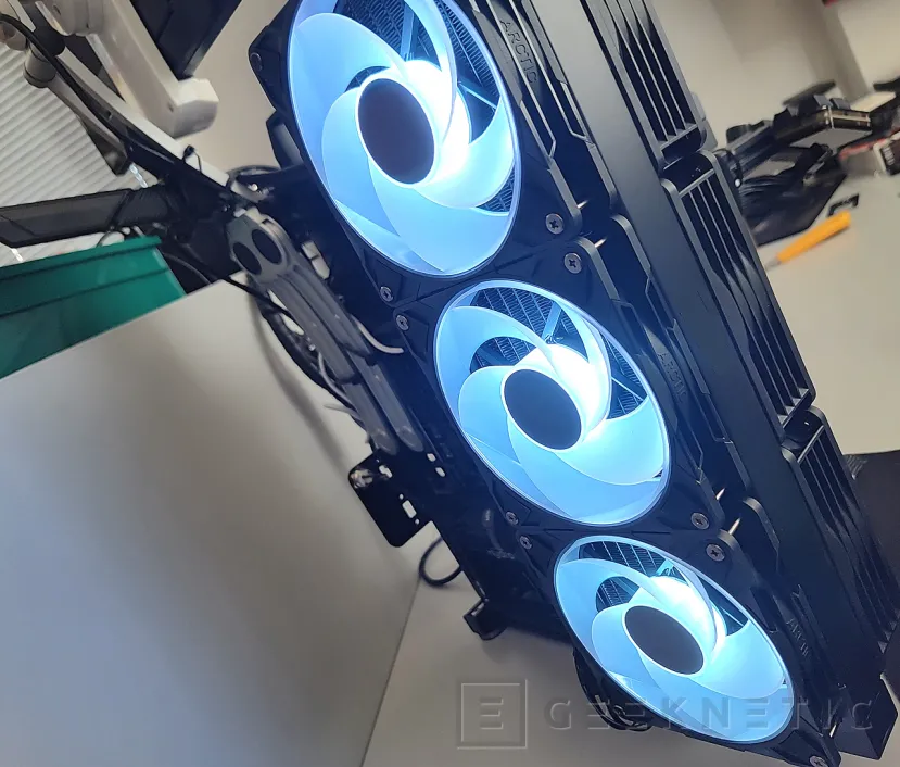 Geeknetic Arctic P12 Pro Reverse A-RGB Review 15