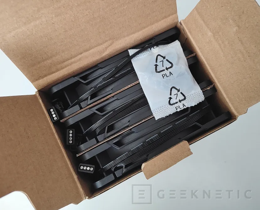 Geeknetic Arctic P12 Pro Reverse A-RGB Review 2