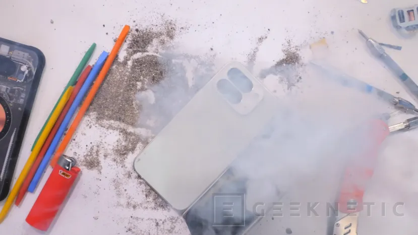 Geeknetic El Google Pixel 10 Pro Fold sale ardiendo en la prueba de resistencia de JerryRigEveryghing 2