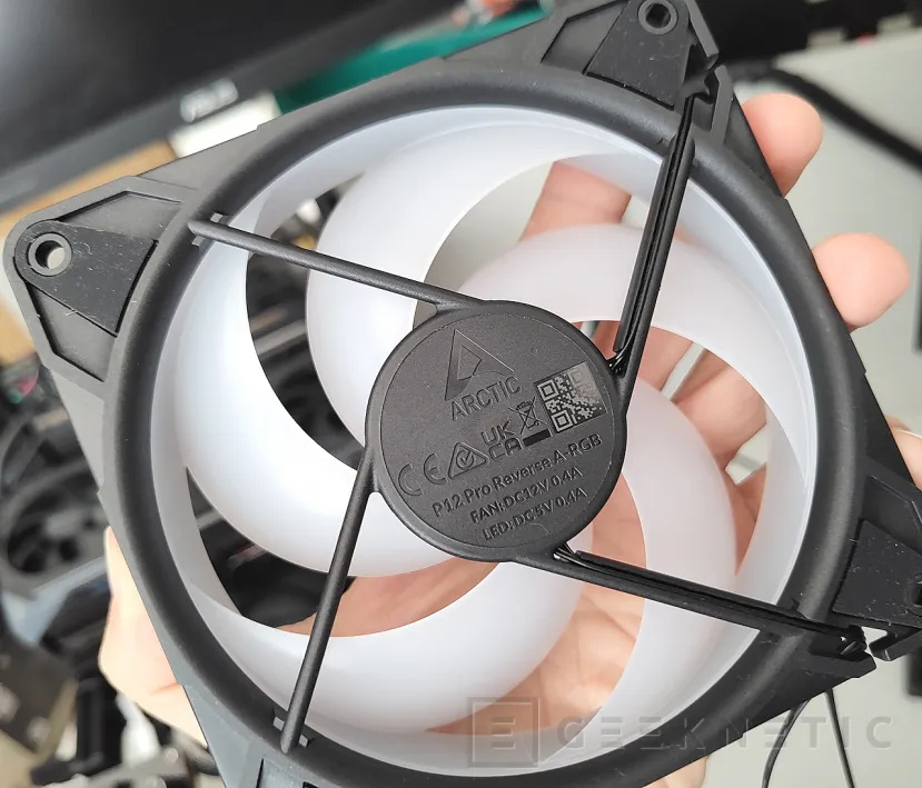 Geeknetic Arctic P12 Pro Reverse A-RGB Review 9