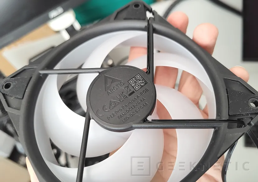 Geeknetic Arctic P12 Pro Reverse A-RGB Review 19