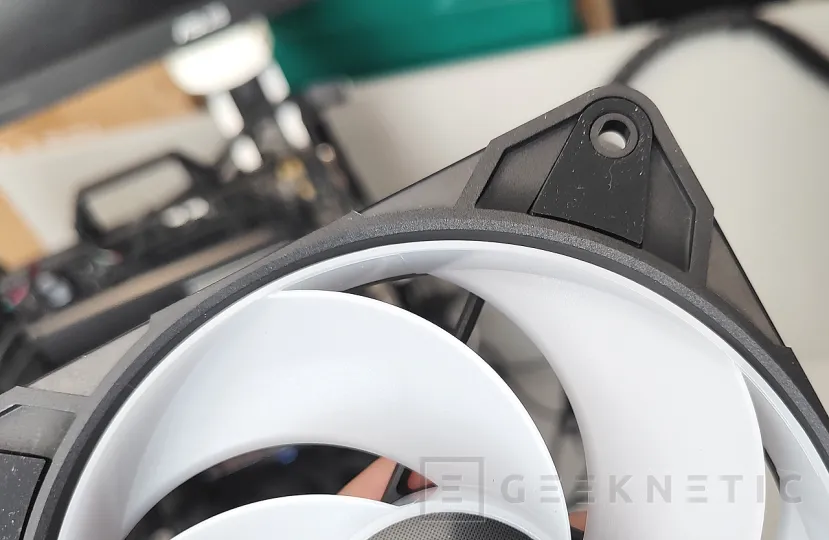 Geeknetic Arctic P12 Pro Reverse A-RGB Review 12