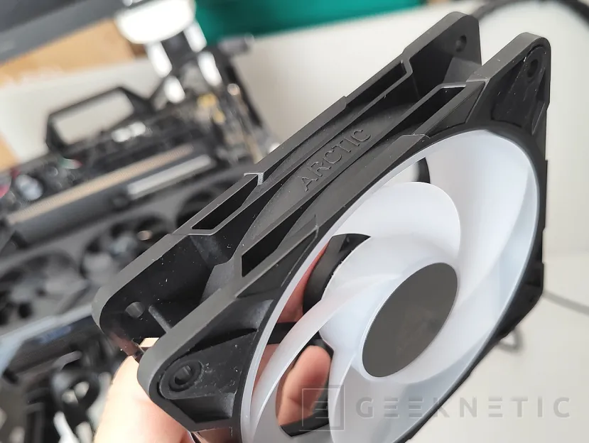 Geeknetic Arctic P12 Pro Reverse A-RGB Review 3