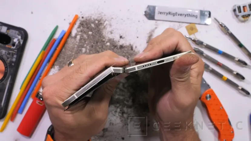 Geeknetic El Google Pixel 10 Pro Fold sale ardiendo en la prueba de resistencia de JerryRigEveryghing 3