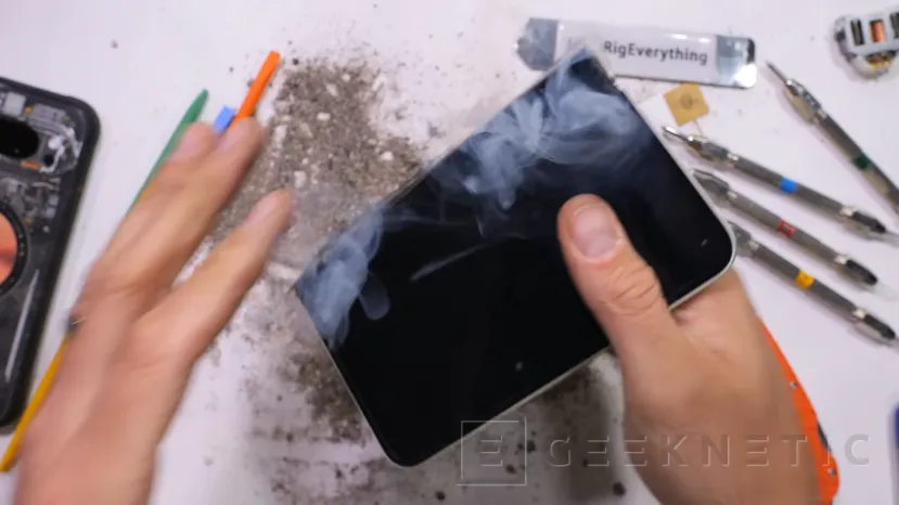 Geeknetic El Google Pixel 10 Pro Fold sale ardiendo en la prueba de resistencia de JerryRigEveryghing 1