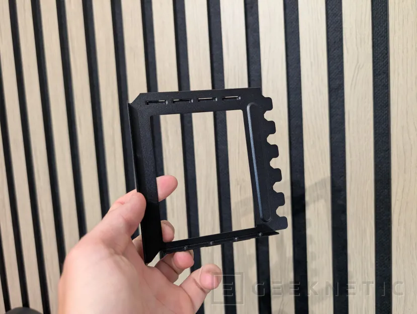 Geeknetic be quiet! Light Base 500 LX Review 18