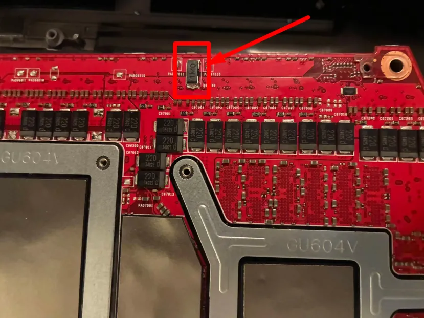 Geeknetic Una simple resistencia soldada dispara el rendimiento de la RTX 4090 del ASUS ROG Zephyrus M16 hasta superar a una RTX 5090 2