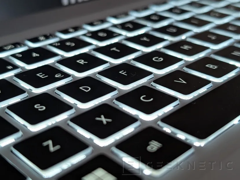 Geeknetic MSI Prestige A16 AI+ A3XMG Review 7