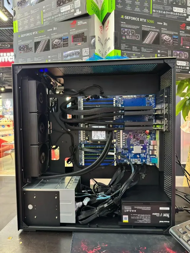 Geeknetic Un usuario de Reddit muestra su servidor con 4 RTX 5090 ASUS ROG Astral y 2 fuentes de 2.400 W cada una 2