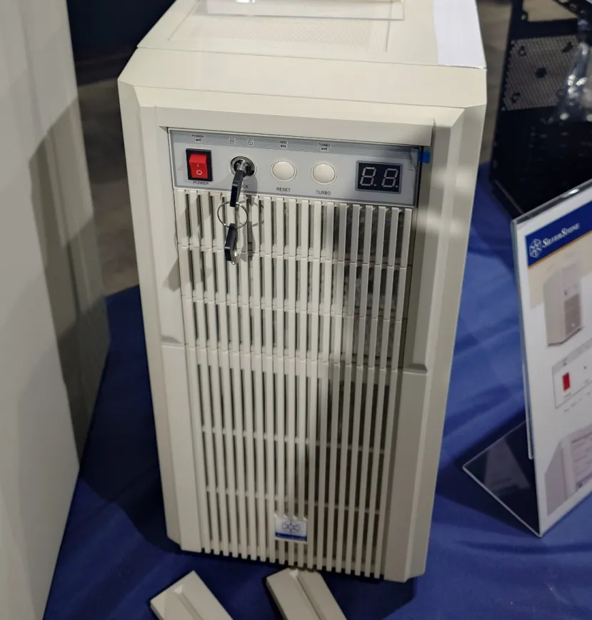 Geeknetic Si echas de meno el diseño de los PC Vintage, la nueva caja SilverStone FLP03 tiene hasta el botón de turbo y panel de disquetera 1