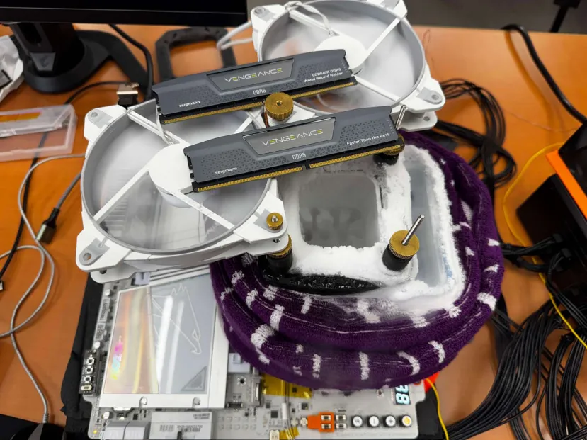 Geeknetic Récord de memoria DDR5, esta vez se ha alcanzado los 13.530 MT/s con memoria CORSAIR y placas GIGABYTE 2