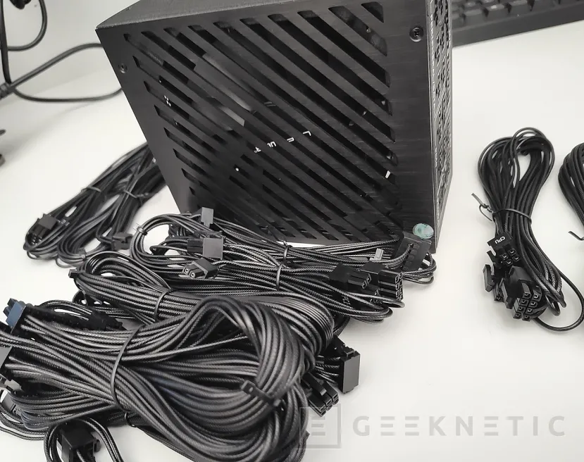 Geeknetic LC-POWER LC1000P2 V3.1 Platinum Pro 1000W Review 15