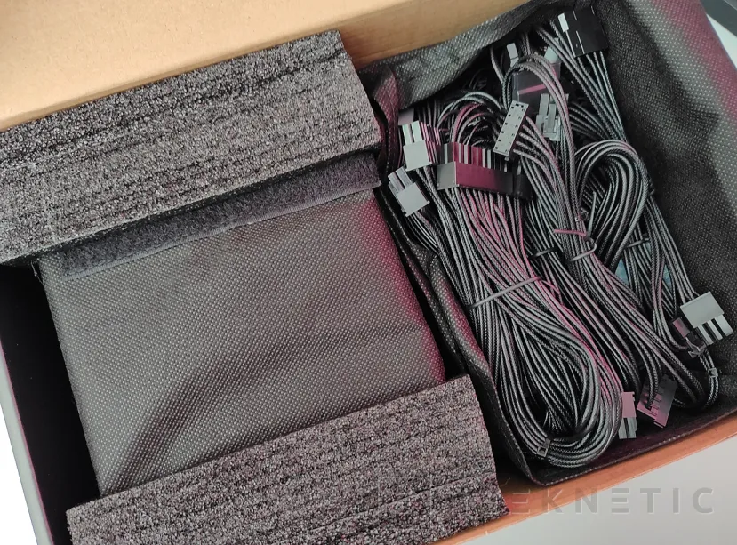 Geeknetic LC-POWER LC1000P2 V3.1 Platinum Pro 1000W Review 3