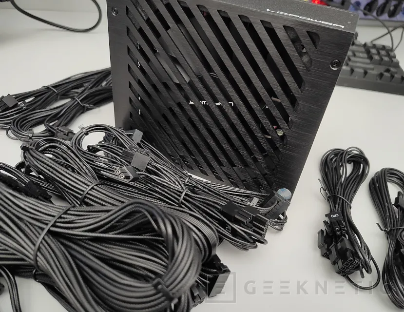 Geeknetic LC-POWER LC1000P2 V3.1 Platinum Pro 1000W Review 7