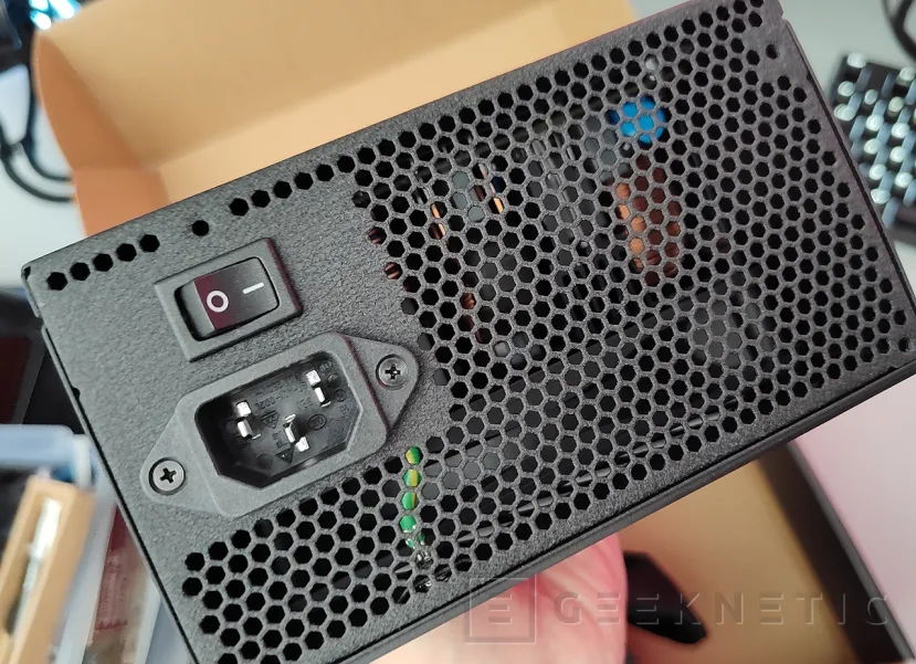 Geeknetic LC-POWER LC1000P2 V3.1 Platinum Pro 1000W Review 6