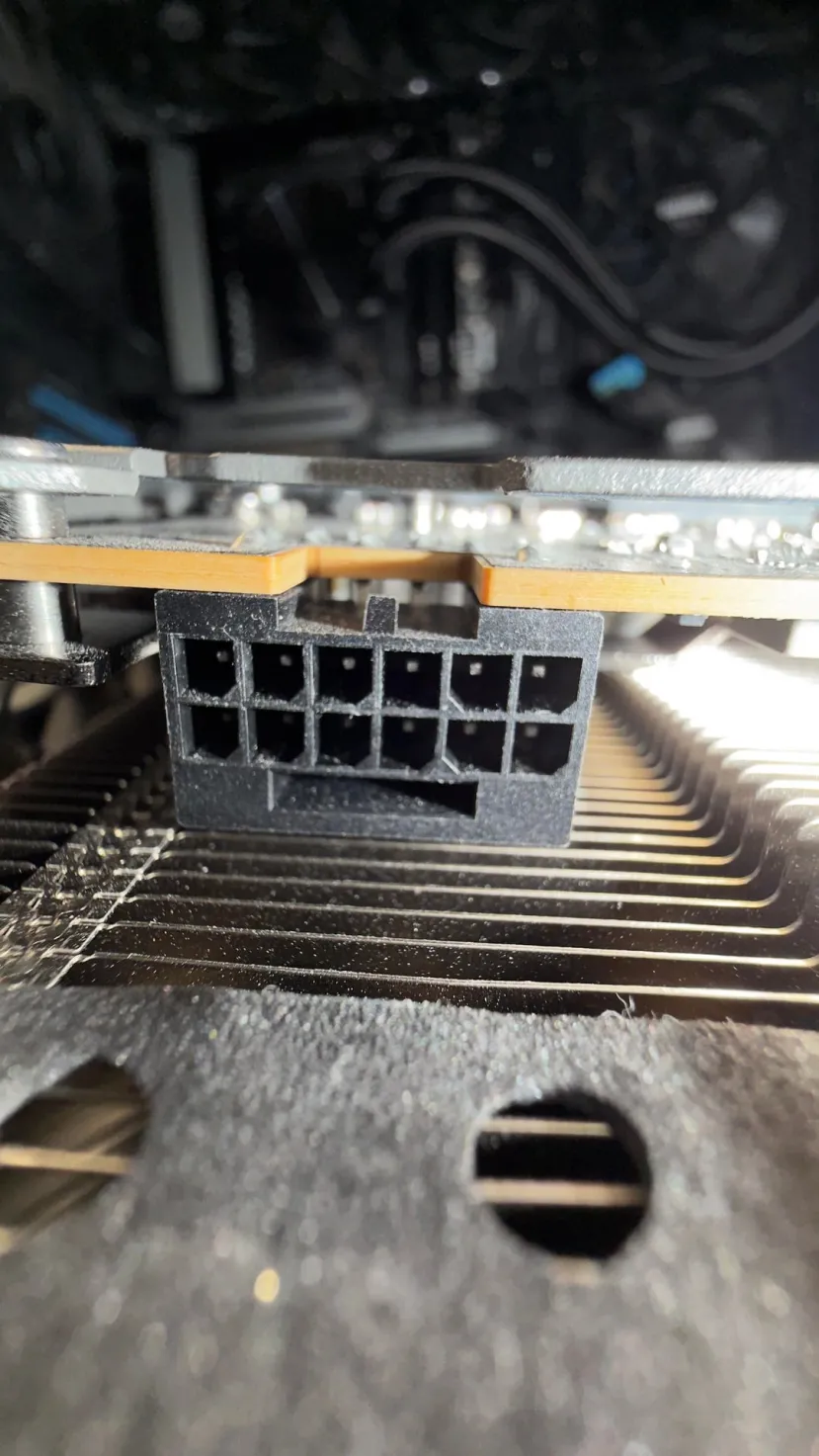 Geeknetic Aparece otra AMD Radeon RX 9070 XT de Sapphire con el conector de 16 pines quemado 2