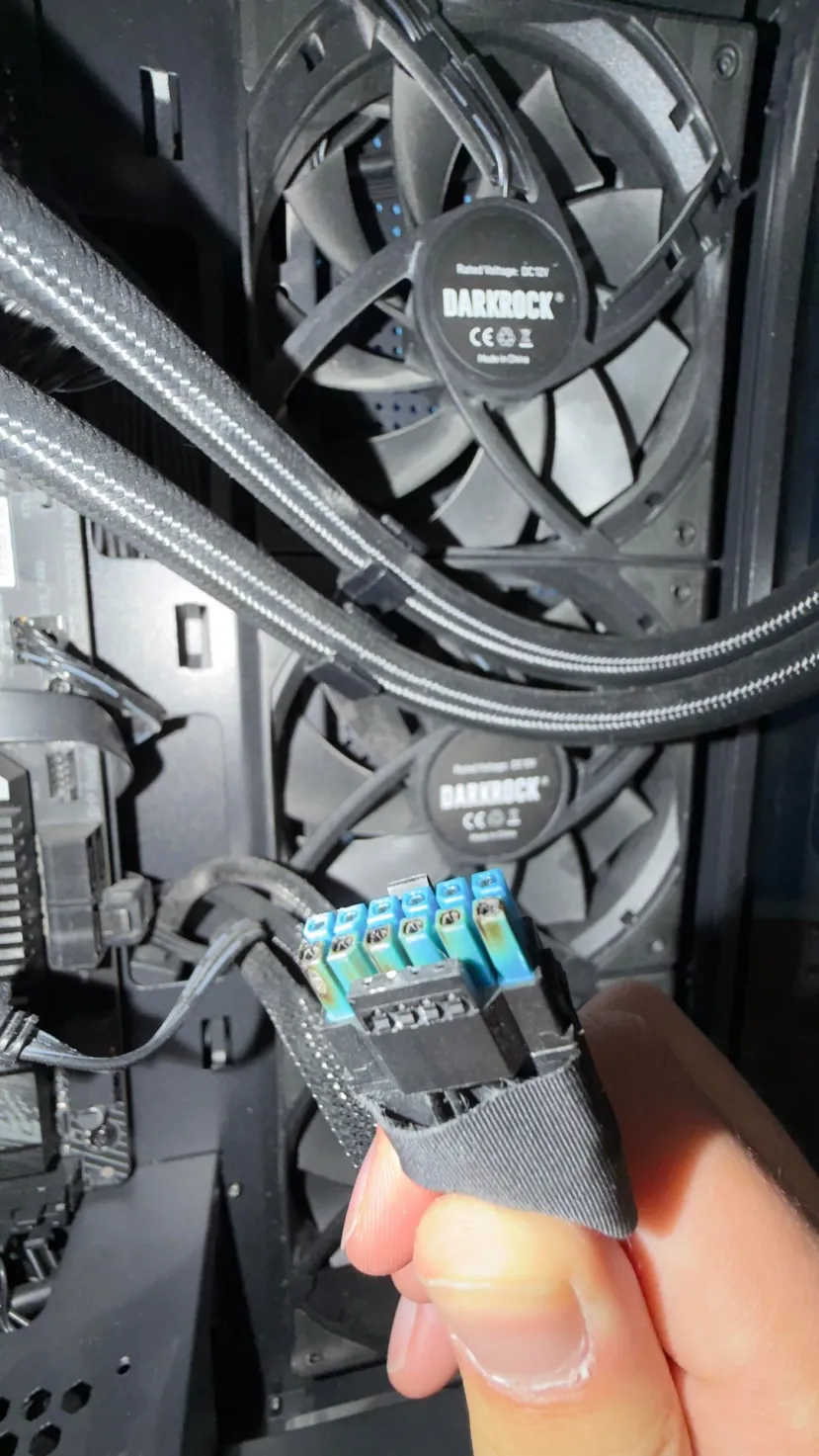 Geeknetic Aparece otra AMD Radeon RX 9070 XT de Sapphire con el conector de 16 pines quemado 1