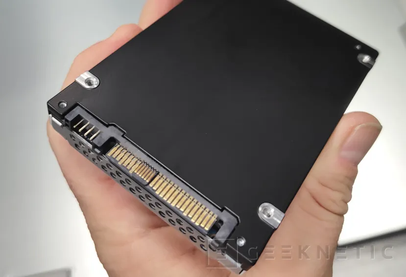 Geeknetic KIOXIA CD8P-V 6.4TB PCIe 5 Review 30