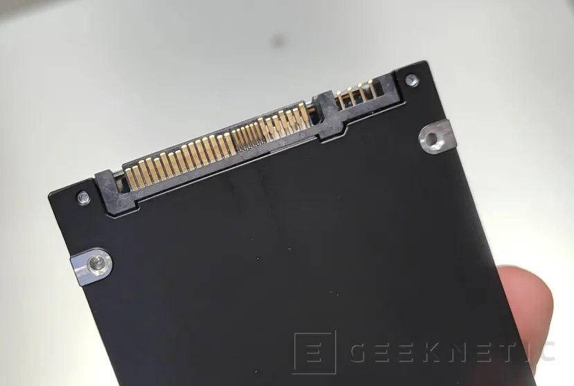 Geeknetic KIOXIA CD8P-V 6.4TB PCIe 5 Review 7