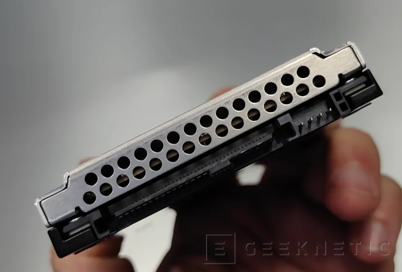 Geeknetic KIOXIA CD8P-V 6.4TB PCIe 5 Review 6