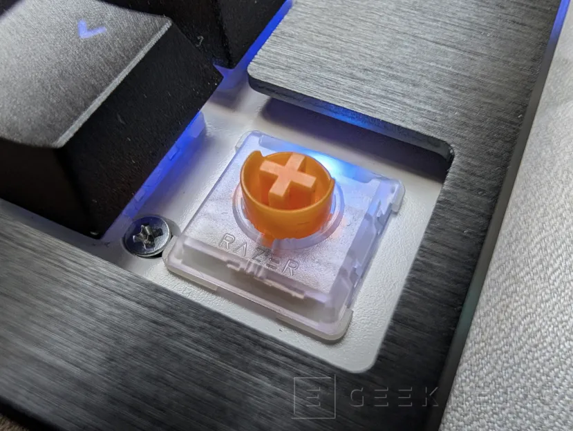 Geeknetic Razer BlackWidow V4 Low-Profile TKL HyperSpeed Review 11