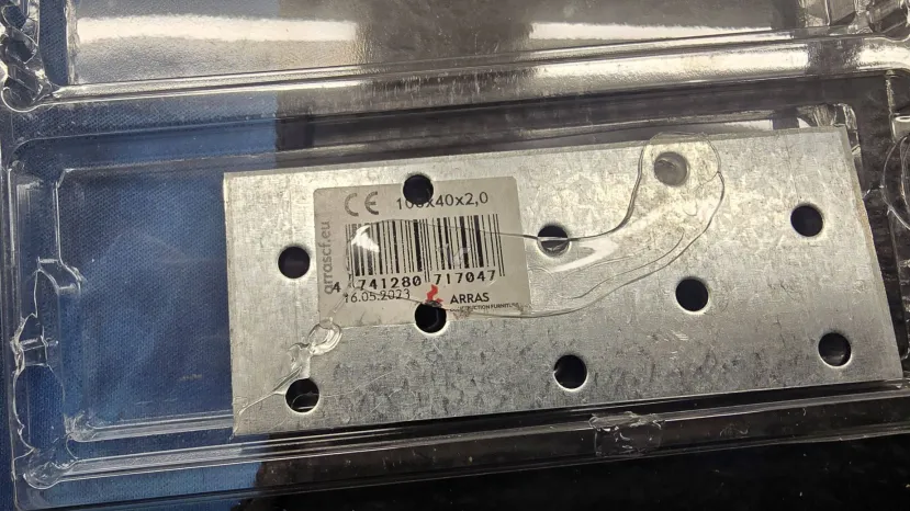 Geeknetic Llegan los primeros timos con la memoria RAM, un usuario pone pegatinas a módulos DDR2 haciéndolos pasar por DDR5 3