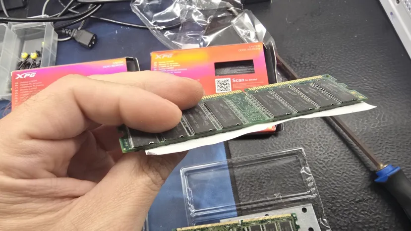 Geeknetic Llegan los primeros timos con la memoria RAM, un usuario pone pegatinas a módulos DDR2 haciéndolos pasar por DDR5 1